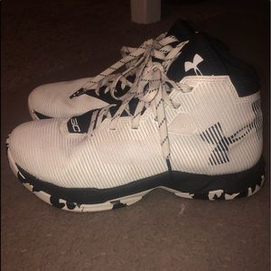 Girls basketball shoes